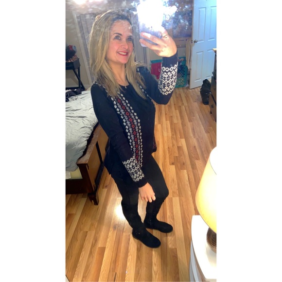 Vera Wang Princess Sweater 👑 - Picture 2 of 8